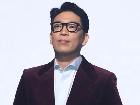 MC Mong xuất hiện với 'một căn hộ' quấn quanh cổ tay