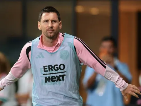 Đồng đội 21 năm trước giờ dẫn dắt Messi