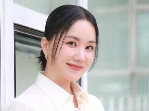 Uhm Jung Hwa tiết lộ bí quyết giữ dáng và chăm da ở tuổi U60