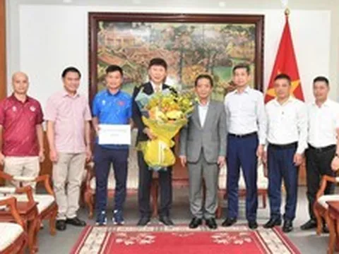 Thủ tướng Chính phủ tặng quà, động viên Đội tuyển bóng đá nam quốc gia