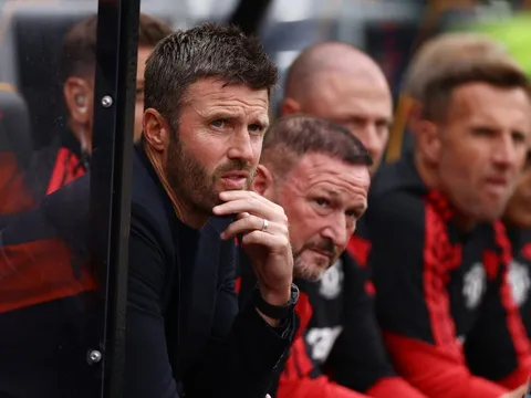 Carrick phản pháo chỉ trích nhắm vào MU