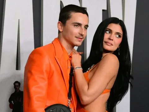 Bạn gái của nam tài tử Timothée Chalamet bị chỉ trích