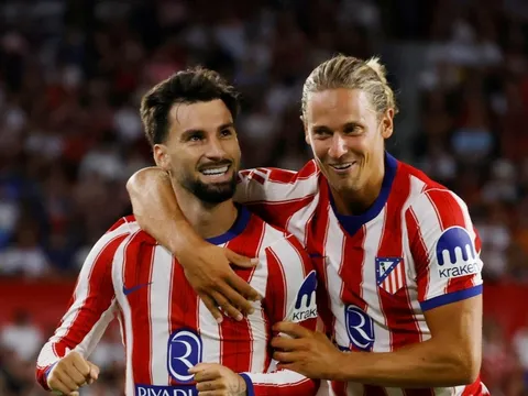 Atletico Madrid chiếm ngôi đầu La Liga