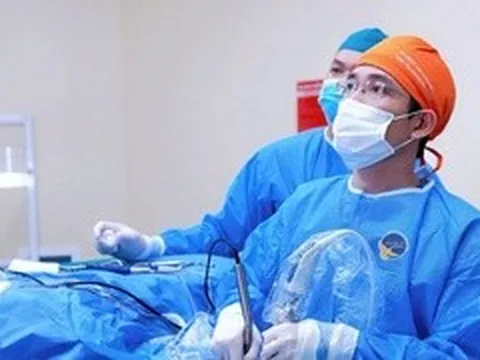 Tưởng phải ngồi xe lăn suốt đời, người phụ nữ tự đi lại nhờ hai đường mổ 1cm
