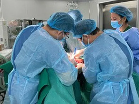 Giấu bệnh để con yên tâm làm ăn, ngày nhập viện khối ung thư lớn tới 20cm