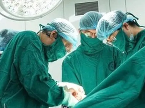Mang khối u 1,5 kg trong bụng mà không hay biết
