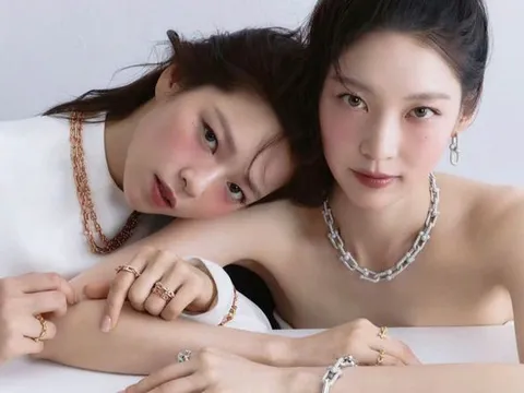 Gong Seung Yeon và Jeongyeon lần đầu chụp ảnh chung sau khi ra mắt