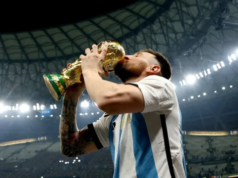 Messi bỏ lại Ronaldo một mình