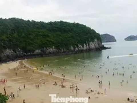 Bãi tắm đẹp nhất Cát Bà vắng khách dịp 2/9