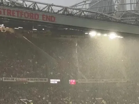 'Thác nước' lại xuất hiện ở Old Trafford khiến CĐV MU ngán ngẩm