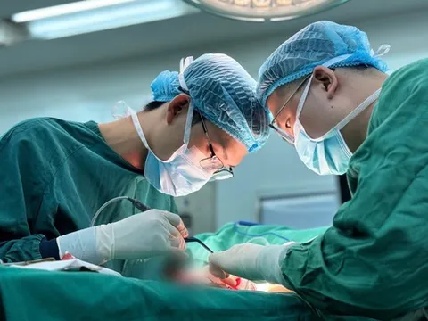 Đặt túi ngực lần 2, người phụ nữ 38 tuổi liên tục chảy dịch, vết thương không liền