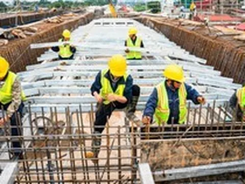 Công nhân xuyên lễ thi công cầu Trần Hưng Đạo, lắp những đốt dầm đầu tiên