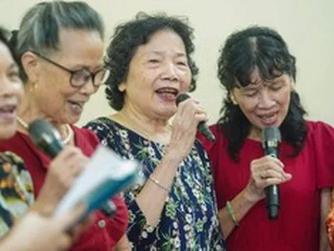 U80 Hà Nội thoát cảnh làm bạn với tivi, đi 'học' mỗi ngày
