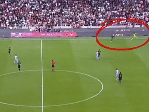 Pha bóng ngớ ngẩn của Onana