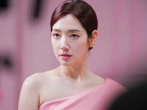 Park Shin Hye khoe nhan sắc rạng rỡ khi sắp sinh con thứ hai