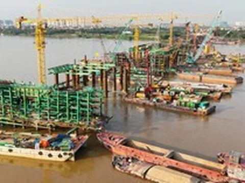 "Siêu" cầu vượt sông Hồng 16.200 tỷ đồng nối khu phố cổ với Long Biên do Sun Group triển khai đã hoàn thành toàn bộ cọc khoan nhồi, hơn 26.000 tấn thép đang được gia công