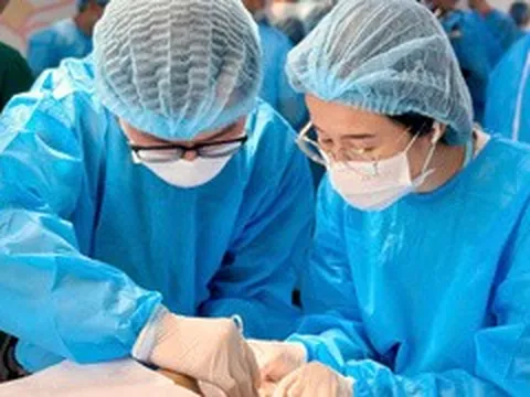 Cái ôm của em bé 11 tháng khi lần đầu nghe được và trăn trở của nữ bác sĩ BV 108
