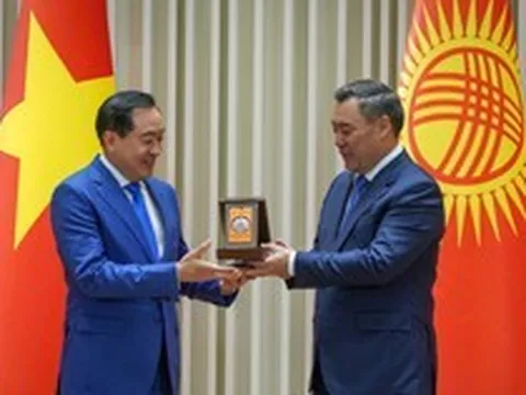 Ông Trần Anh Tuấn được Tổng thống Kyrgyzstan trao Huân chương hữu nghị Dostuk