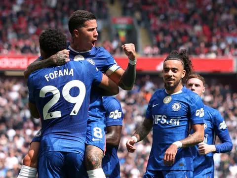 Nghịch lý tiền vệ 100 triệu bảng ở Premier League