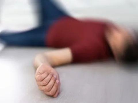 Người đàn ông 54 tuổi tử vong khi đang tắm, bác sĩ chỉ thẳng thói quen "cực độc" ít ai ngờ