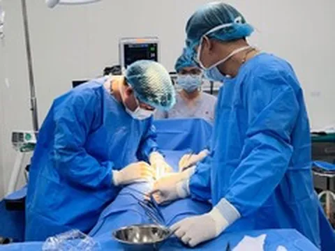 Viên sỏi hơn 1cm biến quả thận thành túi mủ gần 3 lít