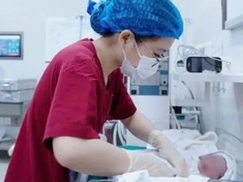 Bé trai 1,5kg được cứu từ trong bụng mẹ với sự chạy đua của 5 chuyên khoa