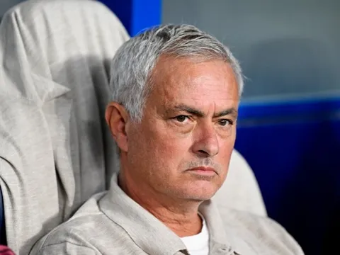 Cái ôm khép lại mối thù 16 năm của Mourinho