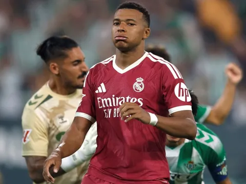 Vì sao quả penalty của Mbappe không được đá lại?