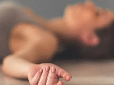 Người phụ nữ 42 tuổi tử vong ngay trước khi đi ngủ, bác sĩ cảnh báo dấu hiệu không thể bỏ qua