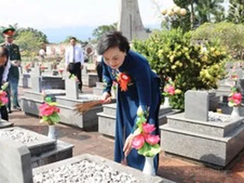 Phó Thủ tướng Phạm Thị Thanh Trà tưởng niệm các anh hùng liệt sĩ trên mảnh đất A Lưới