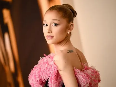Ariana Grande bị bắt gặp hôn đắm đuối bạn trai trong hậu trường