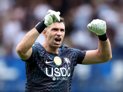 Ngày 'điên rồ' của Emiliano Martinez