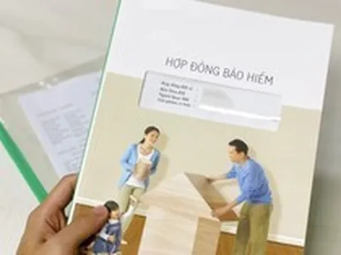 Một "ông lớn" bảo hiểm nhân thọ chính thức ngừng thu phí bằng tiền mặt, khách hàng bắt buộc chuyển khoản