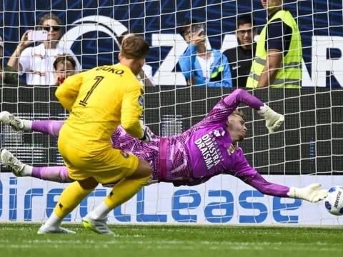 Con trai Koeman hoàn tất cú đúp ở phút 90+11 trong vai trò thủ môn