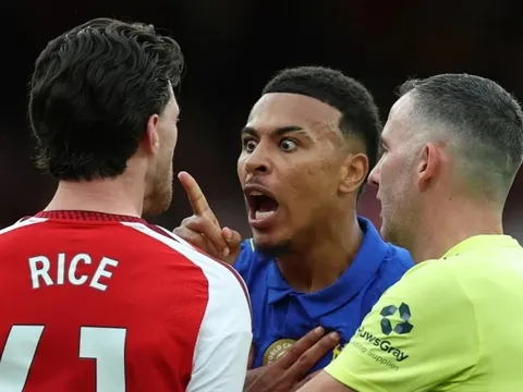 Quyết định gây tranh cãi ở trận Arsenal - Chelsea