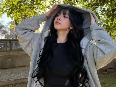 Karina (aespa) khoe khéo vòng eo thon gọn