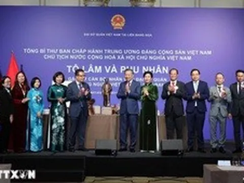 Tổng Bí thư, Chủ tịch nước Tô Lâm gặp gỡ cán bộ, nhân viên Đại sứ quán và cộng đồng người Việt Nam tại Liên bang Nga