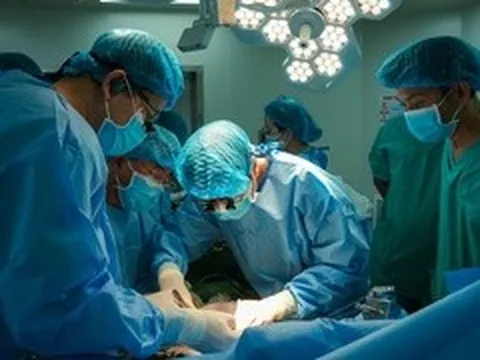 Ghép gan của em trai cứu người anh ung thư