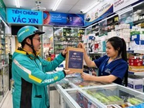 Tỷ phú Phạm Nhật Vượng bắt tay nữ tướng Nguyễn Bạch Điệp