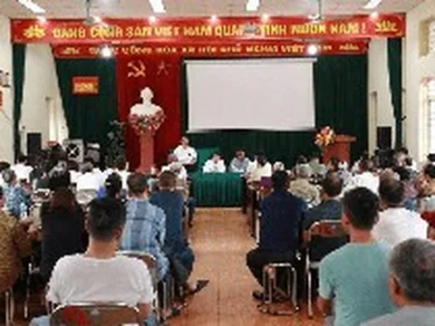 Người dân một xã ở Hà Nội đến nhà văn hóa nghe thông tin bồi thường, hỗ trợ, tái định cư với đất nằm trong phạm vi thu hồi làm dự án nhà ở xã hội