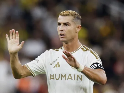 Vì sao Ronaldo bị gạch tên trong cuộc đua QBV?