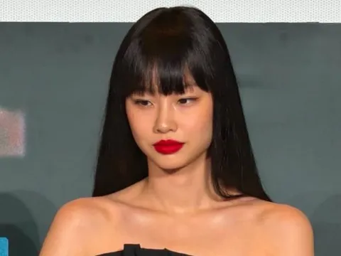 Nữ diễn viên Jung Ho Yeon khoe xương quai xanh nổi bật