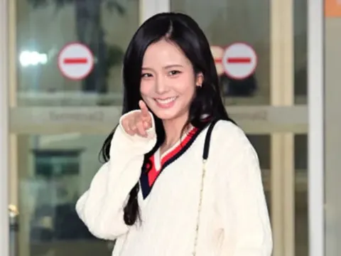 Jisoo (BLACKPINK) công khai ảnh trước và sau khi trang điểm, mặt mộc vẫn gây sốt