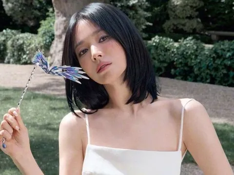Song Hye Kyo khoe ảnh thân thiết bên một nhân vật nam, khoảnh khắc tựa vai gây chú ý