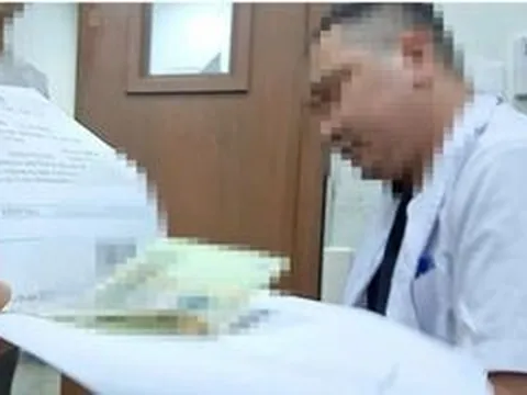 Vụ 'muốn nhanh phải kẹp tiền vào sổ' ở BV E: Nhân viên xạ trị tường trình gì?