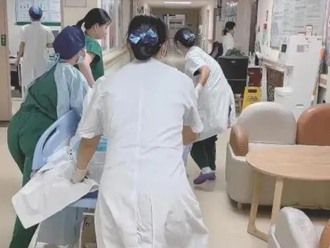 Sinh xong bé gái, người phụ nữ mới biết vẫn còn em bé trong bụng