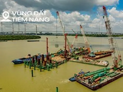 Toàn cảnh công trường cầu vượt sông tuyến đường sắt Bến Thành - Cần Giờ: Máy móc rầm rộ trên mặt nước, chuẩn bị đổ bê tông cọc đầu tiên