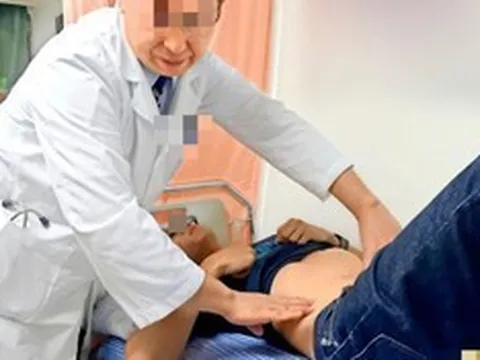 Người đàn ông 26 tuổi có hơn 200 viên sỏi mật vì kiểu ăn uống "vạn người mê"