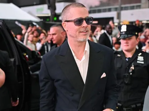 Brad Pitt gây chú ý với diện mạo ở tuổi 62
