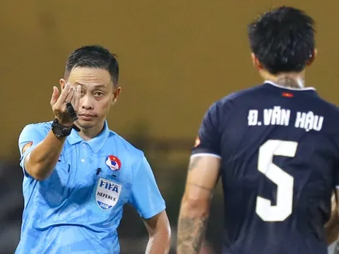 Trọng tài ‘bẻ còi’, đổi thẻ vàng thành thẻ đỏ cho Văn Hậu